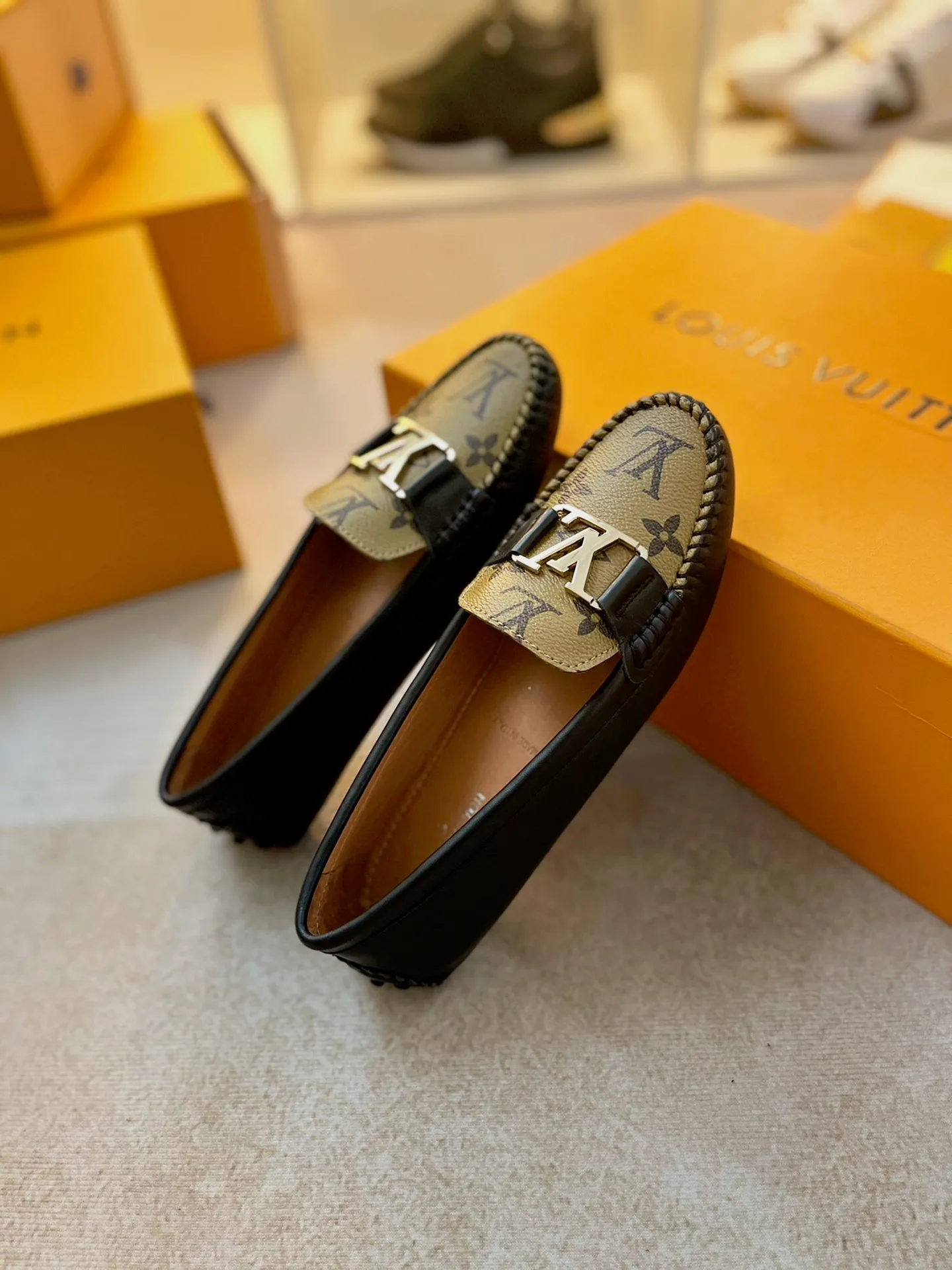 p460💰Couple model❤️🇫🇷 𝙇𝙤𝙪𝙞𝙨 𝙑𝙪𝙞𝙩𝙩𝙤𝙣 🇫🇷Louis Vuitton 2023 Classic𝓛𝓿 𝓣𝓻𝓪𝓲𝓷𝓮𝓻 Sports Series ➪➪➪¯ [Arizona Doudou Shoes Series] ▪️▪️▪️Arizona slip-on shoes are made of Monogram Eclipse canvas. Its hand-painted and dyed edges and hand-sewn uppers fully demonstrate Louis Vuitton's traditional shoemaking craftsmanship. This slip-on shoe is very lightweight. The integrated tongue and upper make it particularly comfortable and flexible. The soft outsole is equipped with rubber padding. Decorated with matching sash. Detailed features: ☑️Monogram Eclipse canvas ☑️Black Eclipse pattern ☑️Hand-painted shoe edges ☑️Hand-sewn uppers (each pair takes time to process) ☑️Integrated tongue and upper construction ☑️Outsole equipped with rubber lining ☑️size: 35_46